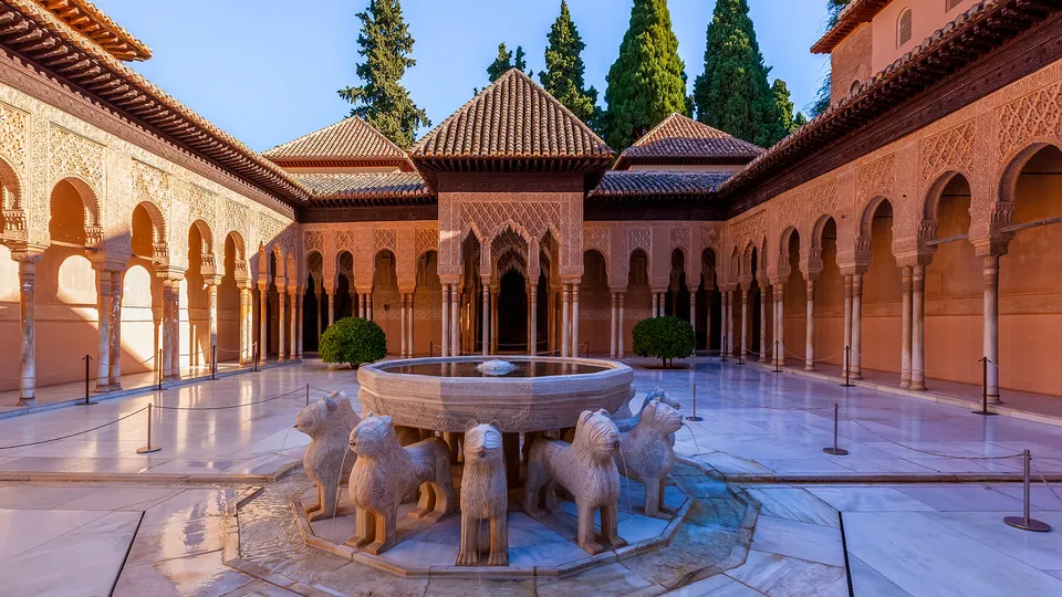 Interni dell'Alhambra a Granada con fontana e portici