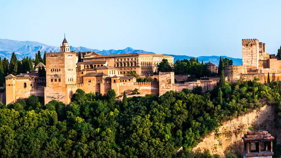 Panoramica dall'alto dell'Alhambra con i suoi giardini