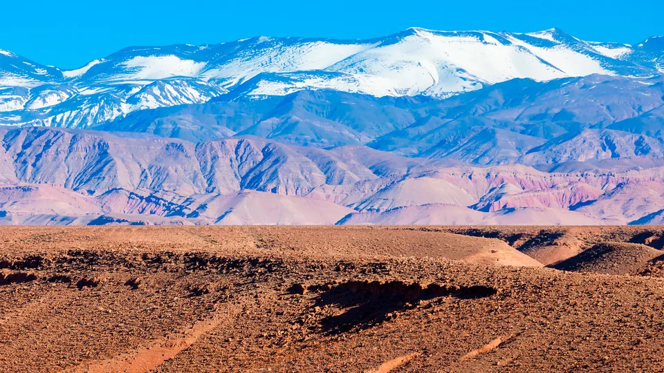 Cime innevate sulle montagne in Marocco