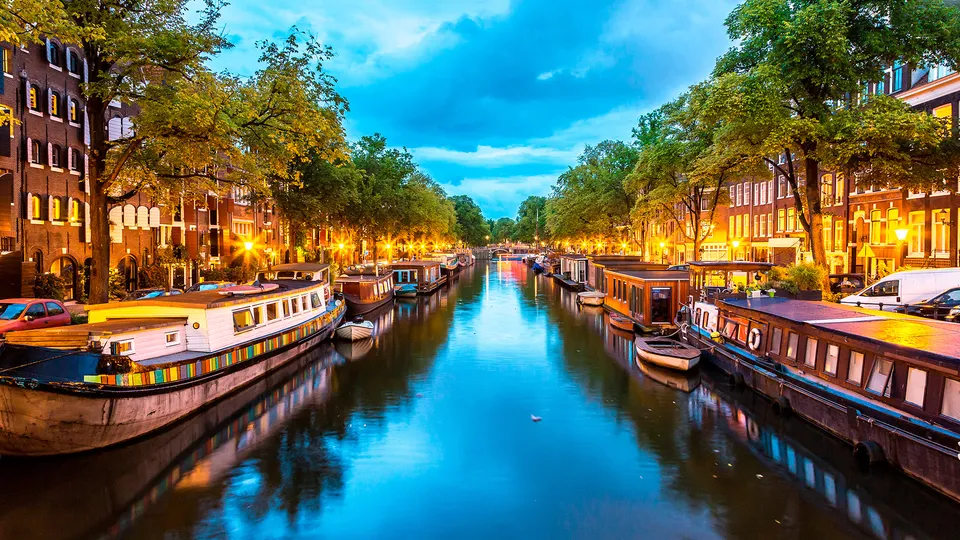 Amsterdam lungo i canali di sera