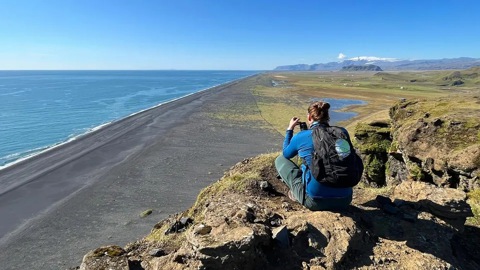 Uomo seduto su scogliera in Islanda