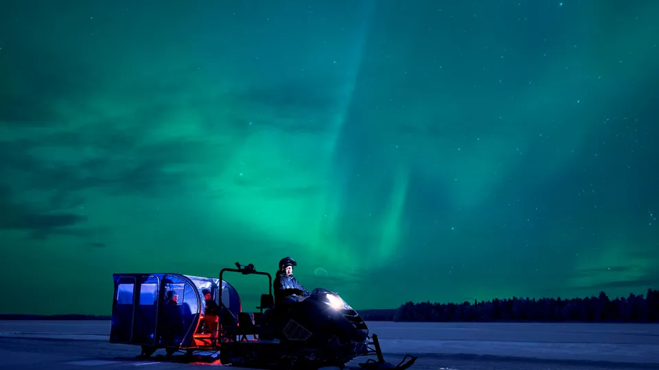 Escursione alla ricerca dell'aurora boreale in motoslitta