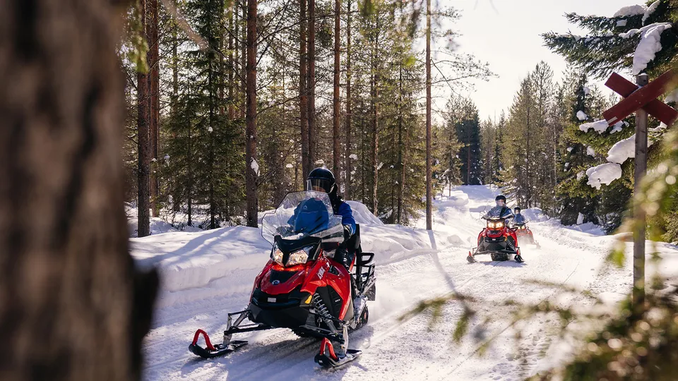 Gita in motoslitta all'Apukka Resort