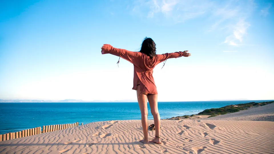 Donna tra le dune di sabbia a Bolonia in Andalusia