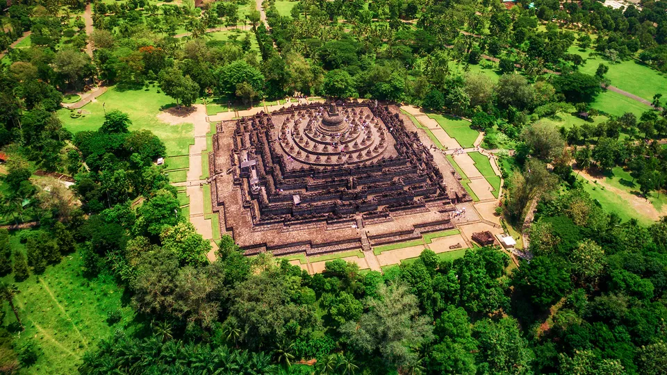 Vista panoramica del tempio di Borobudur