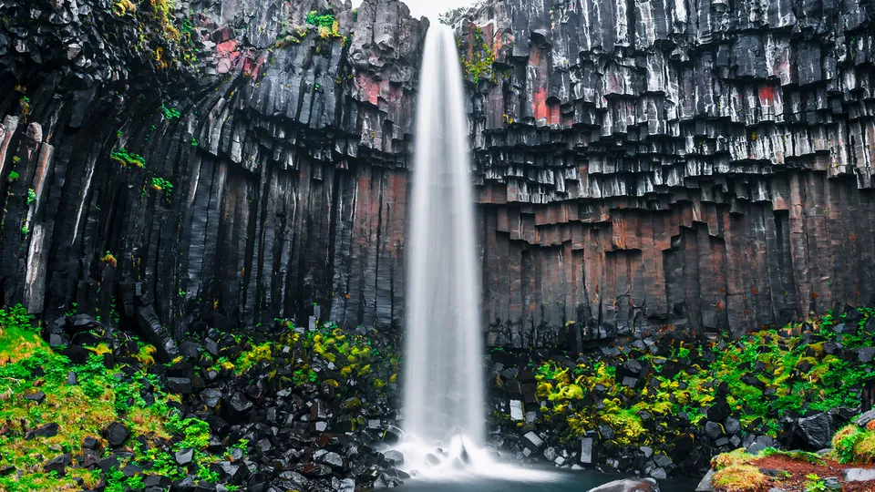 Cascata di Svartifoss tra rocce di basalto