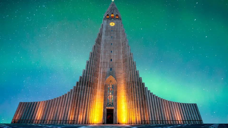 Chiesa di Reykjavik sotto l'aurora boreale