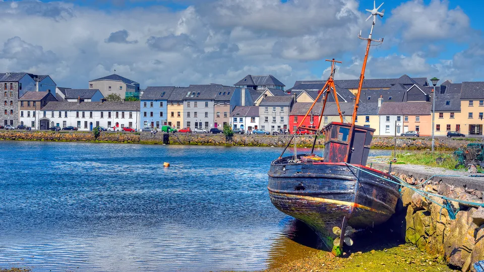 Barca ormeggiata nel quartiere di Claddagh a Galway