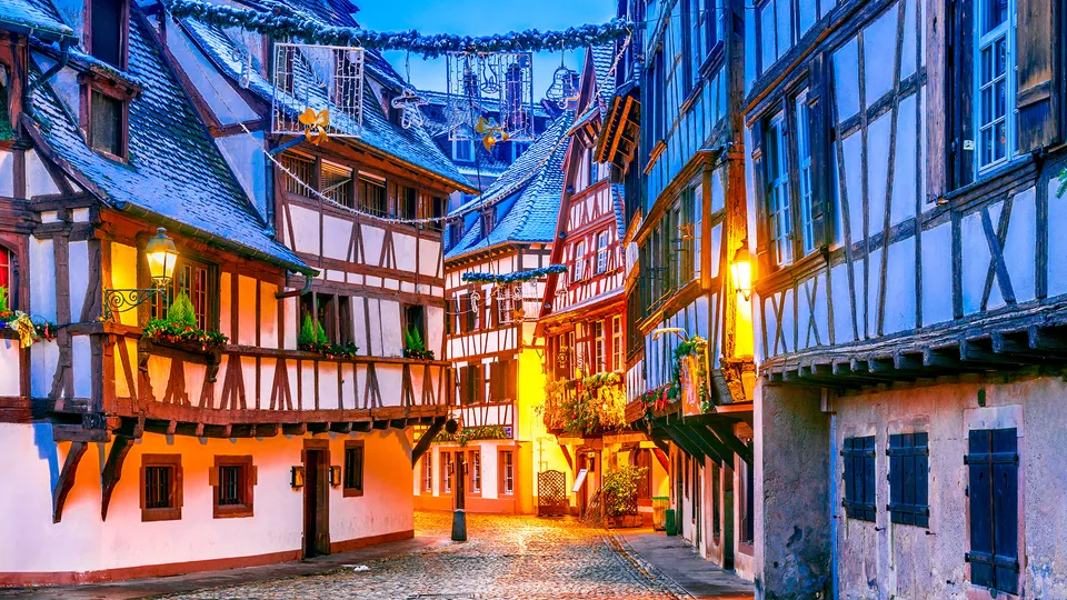 Case a graticcio con luminarie di Natale a Colmar