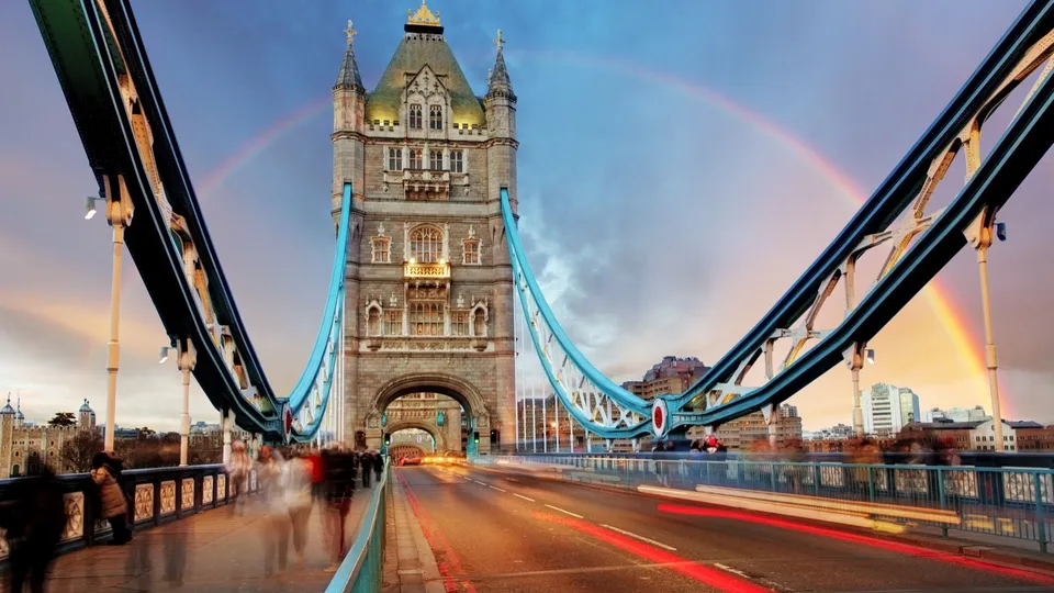 Tower Bridge all'ora blu con arcobaleno