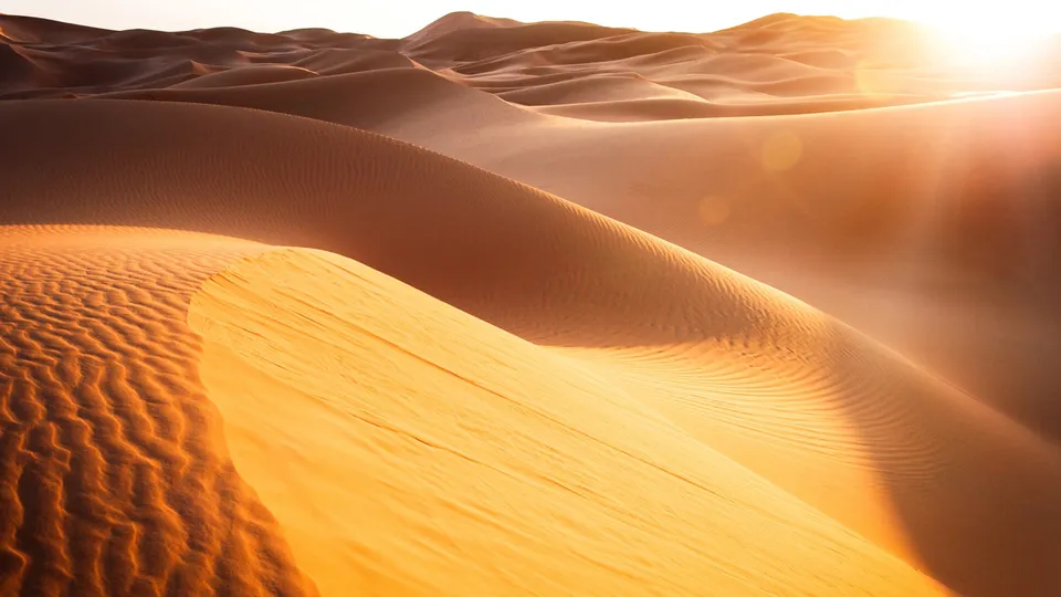 Alba sopra le dune nel deserto del Sahara
