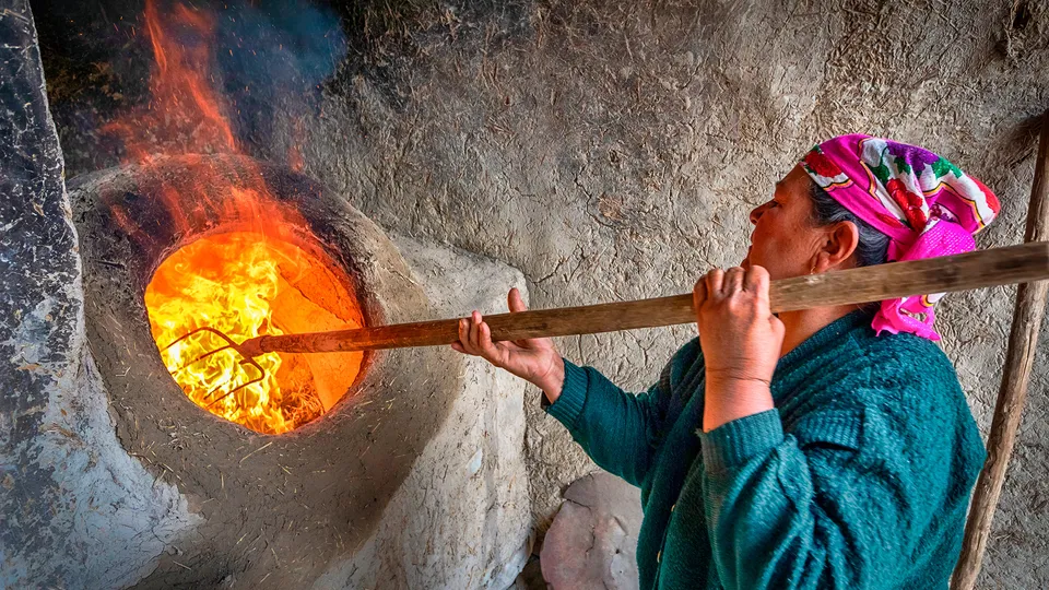 Donna che fa il pane