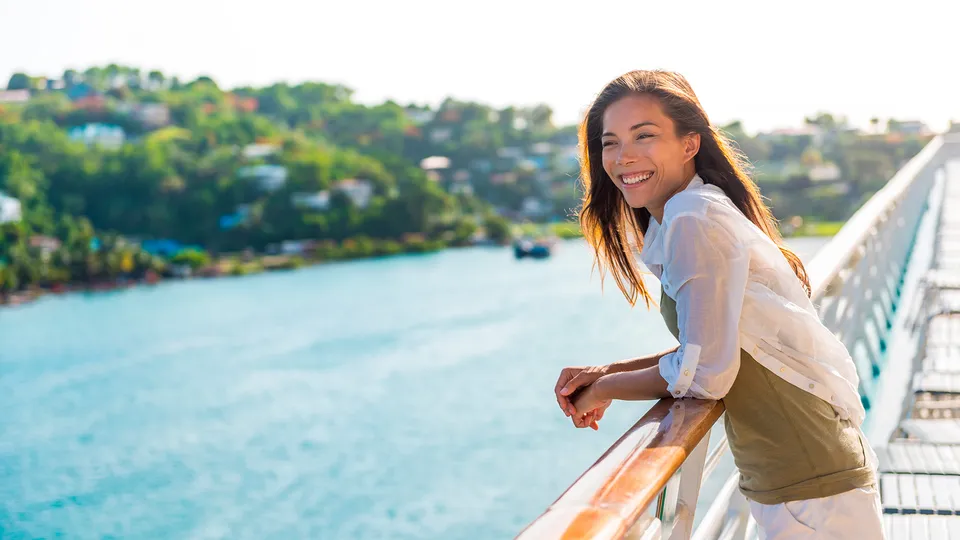 Donna affacciata al ponte della nave da crociera