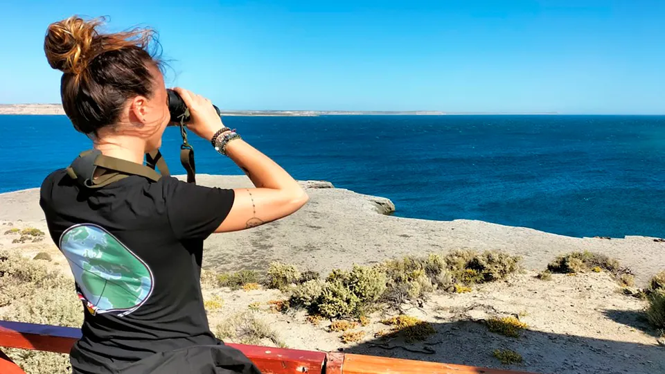 Donna con cannocchiale nella Penisola di Valdes