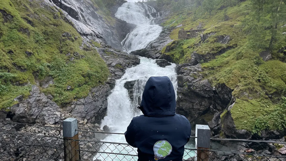 Cascata Rjoande durante l'escursione sulla ferrovia di Flam