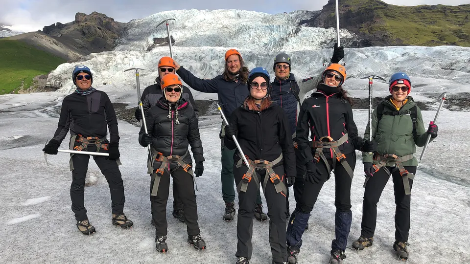 Gruppo di persone sul ghiacciaio di Vatnajokull