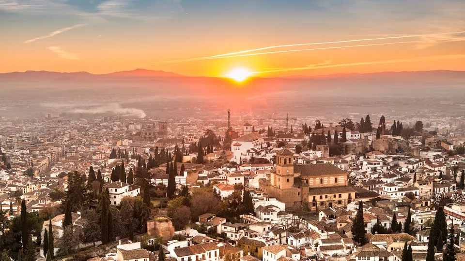 Veduta dall'alto di Granada al tramonto