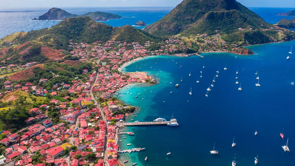 Veduta dall'alto della costa di Guadalupa