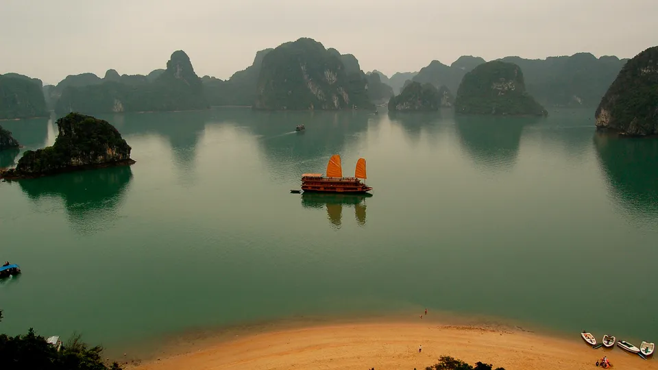 Giunca in navigazione nell'Halong Bay