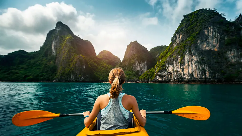 Donna in kayak nella Baia di Halong in Vietnam
