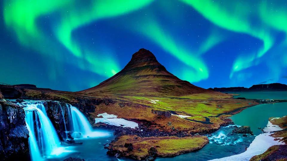Kirkjufell sotto l'aurora boreale