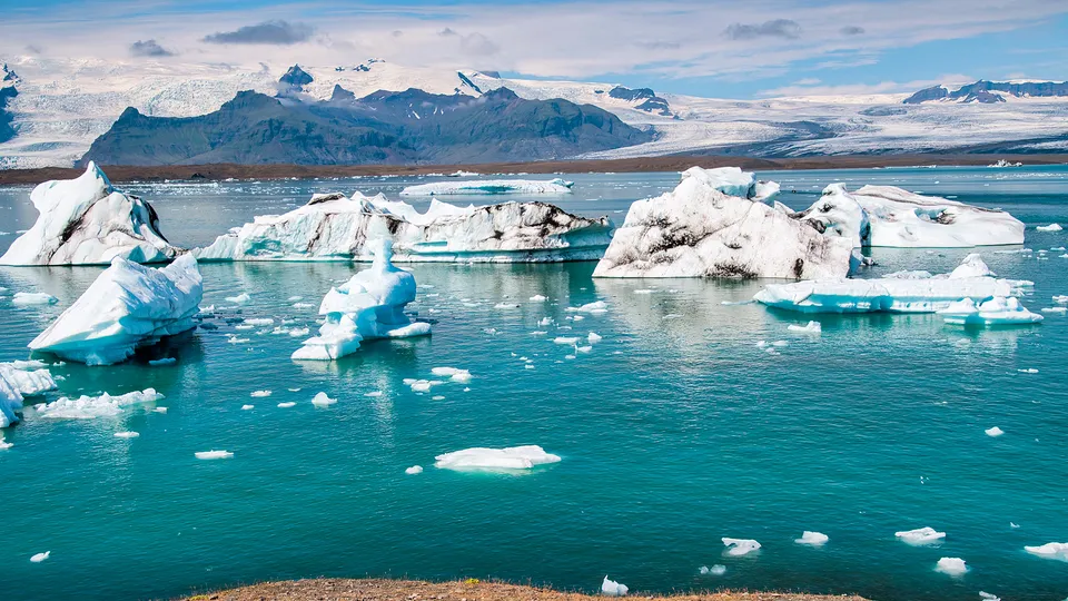Laguna di Jokulsarlon in estate con iceberg