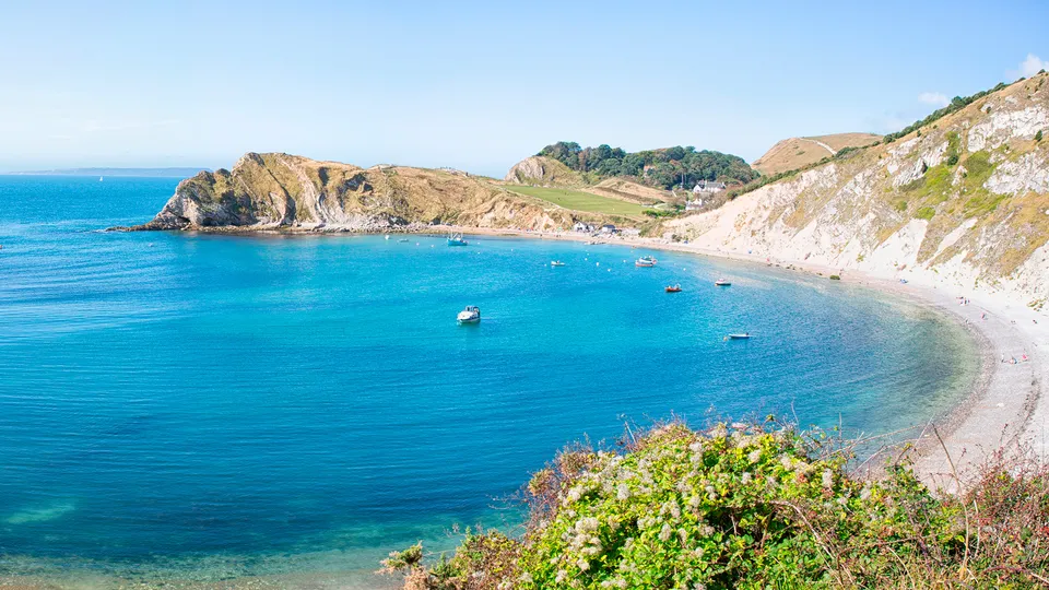 Lulworth Cove lungo la Jurassic Coast