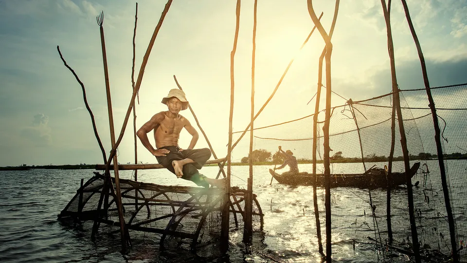 Pescatore sul lago Tonle Sap in Cambogia