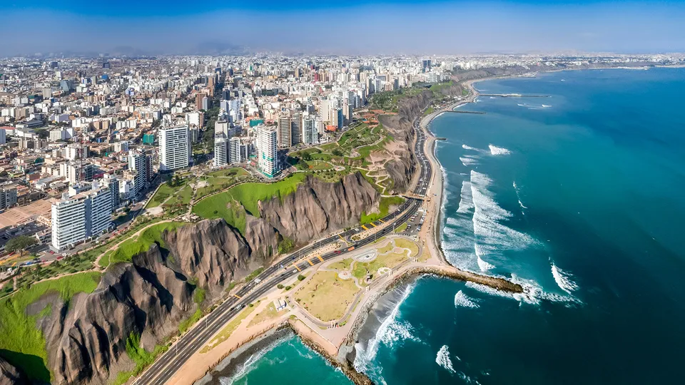 Lima vista dall'alto con scogliera che si affaccia sull'oceano