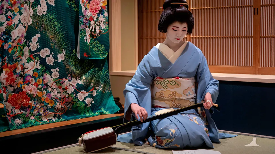 Intrattenimento di una Maiko, giovane Geisha, durante la cena Kaiseki