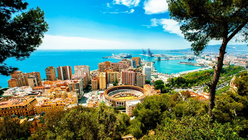 Panoramica dall'alto di Malaga con plaza de toros
