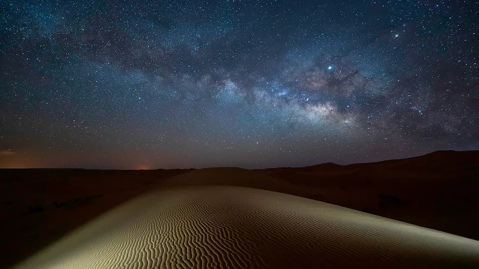 Cielo stellato di notte nel deserto del Sahara