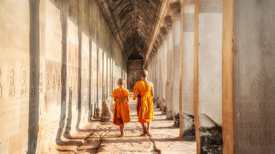 Monaci tra i chiostri di Angkor Wat
