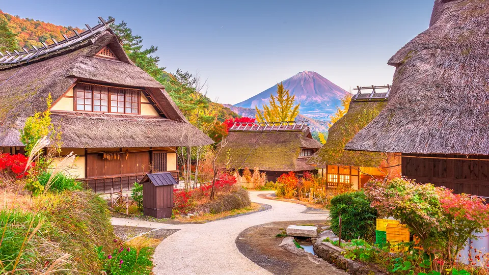 Villaggio giapponese con il Monte Fuji