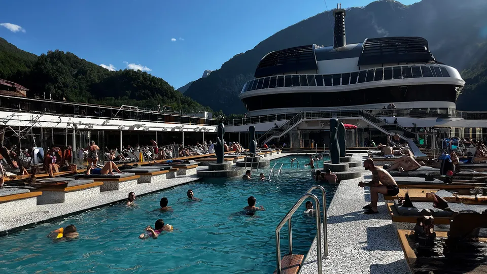 Piscina esterna MSC Euribia