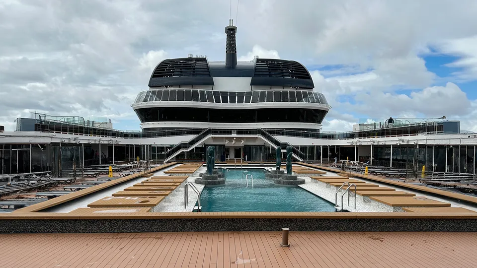 Piscina esterna nave da crociera MSC Euribia