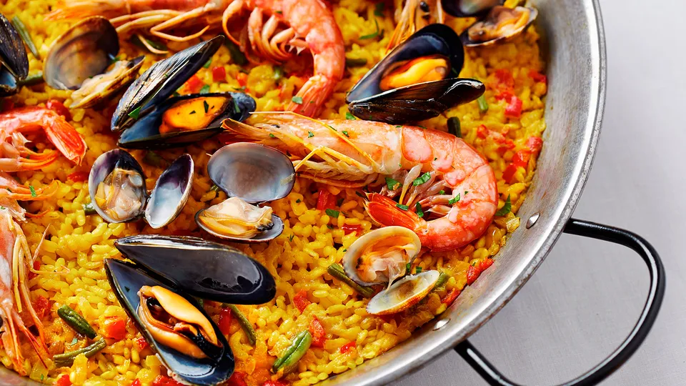 Pentola con paella di pesce