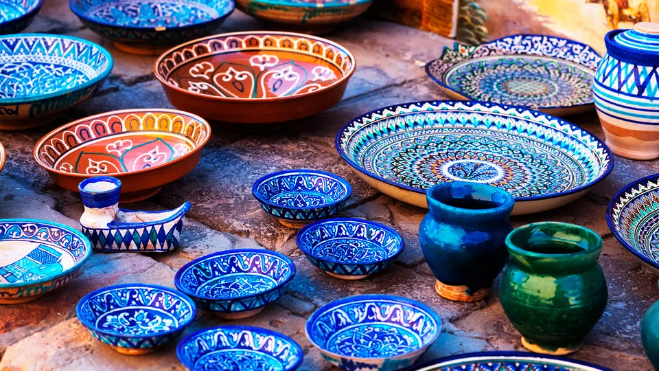 Piatti decorati nel mercato a Bukhara in Uzbekistan