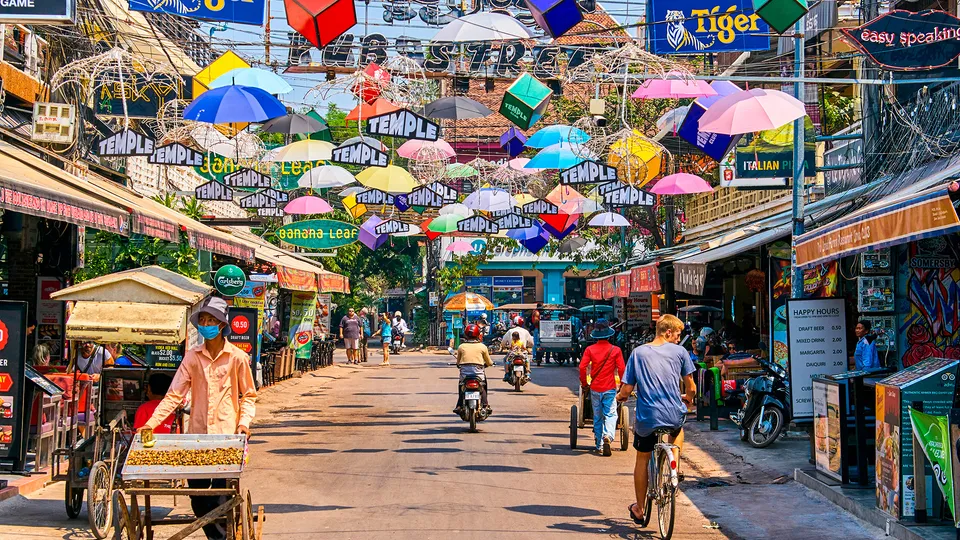 Ombrellini colorati appesi nelle strade di Siem Reap