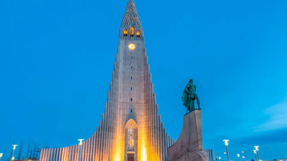 Esterni illuminati della chiesa Hallgrímskirkja a Reykjavik
