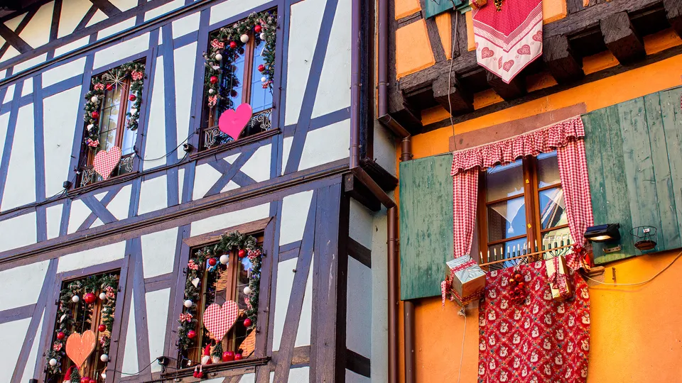 Facciata con decorazioni natalizie a Riquewihr