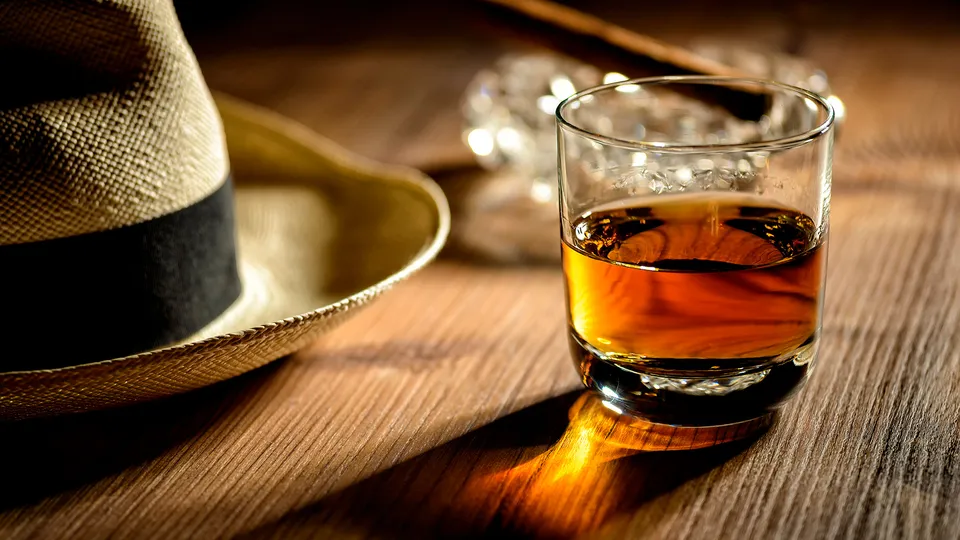 Bicchiere di rum e cappello