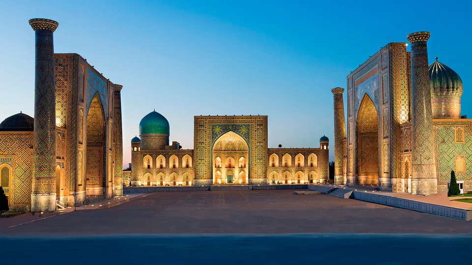 Piazza Registan a Samarcanda al tramonto