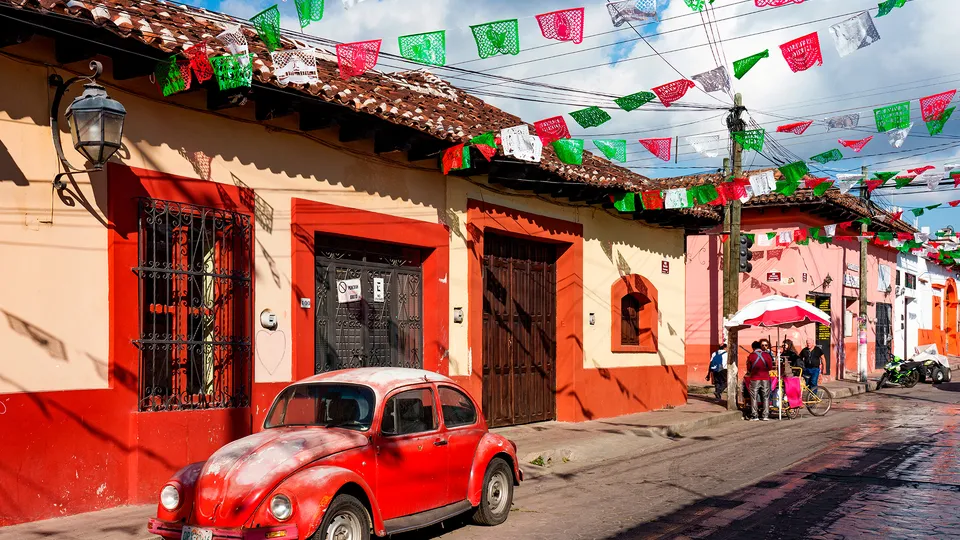 Case e auto colorate a San Cristobal de las Casas in Messico