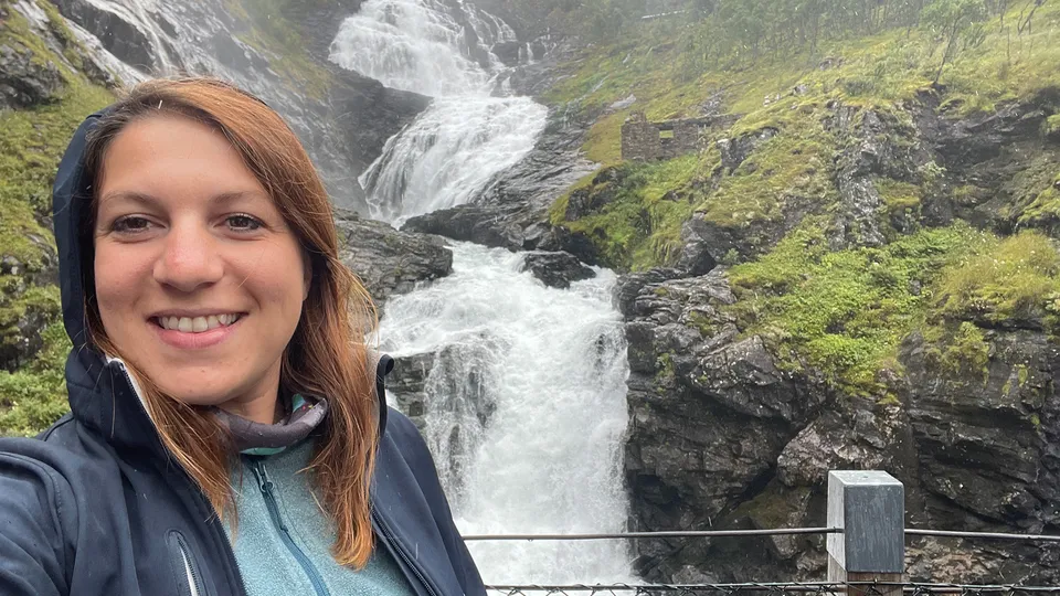 Silvia alla cascata Rjoande durante la crociera di gruppo nei fiordi norvegesi