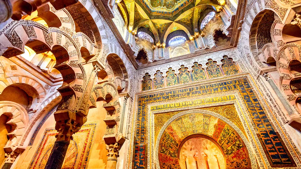 Interni con mosaici del Real Alcazar a Siviglia