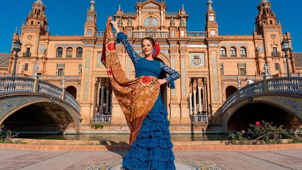 Donna in costume tradizionale in Piazza di Spagna a Siviglia