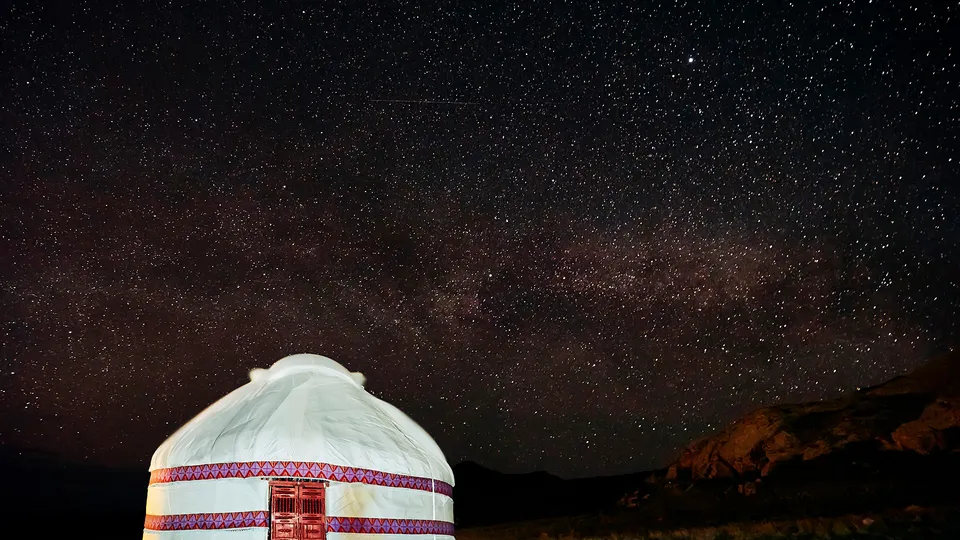 Notte stellata in una yurta