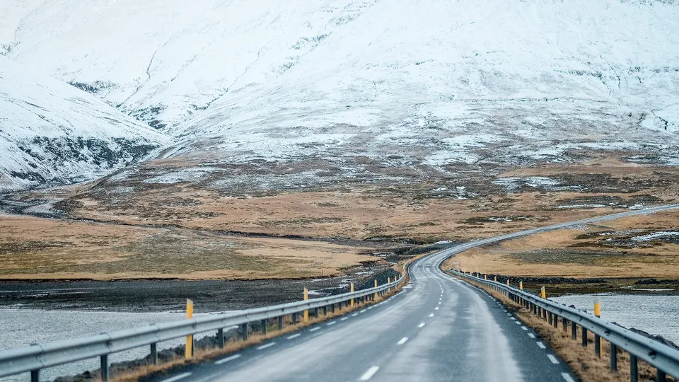 Strada innevata in inverno in Islanda