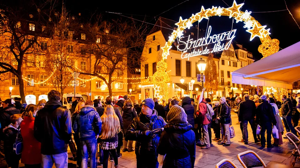 Affollate vie di Stasburgo con luminarie di Natale